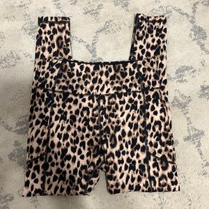 Victoria’s Secret sports leggings with pockets. They’re in great condition.